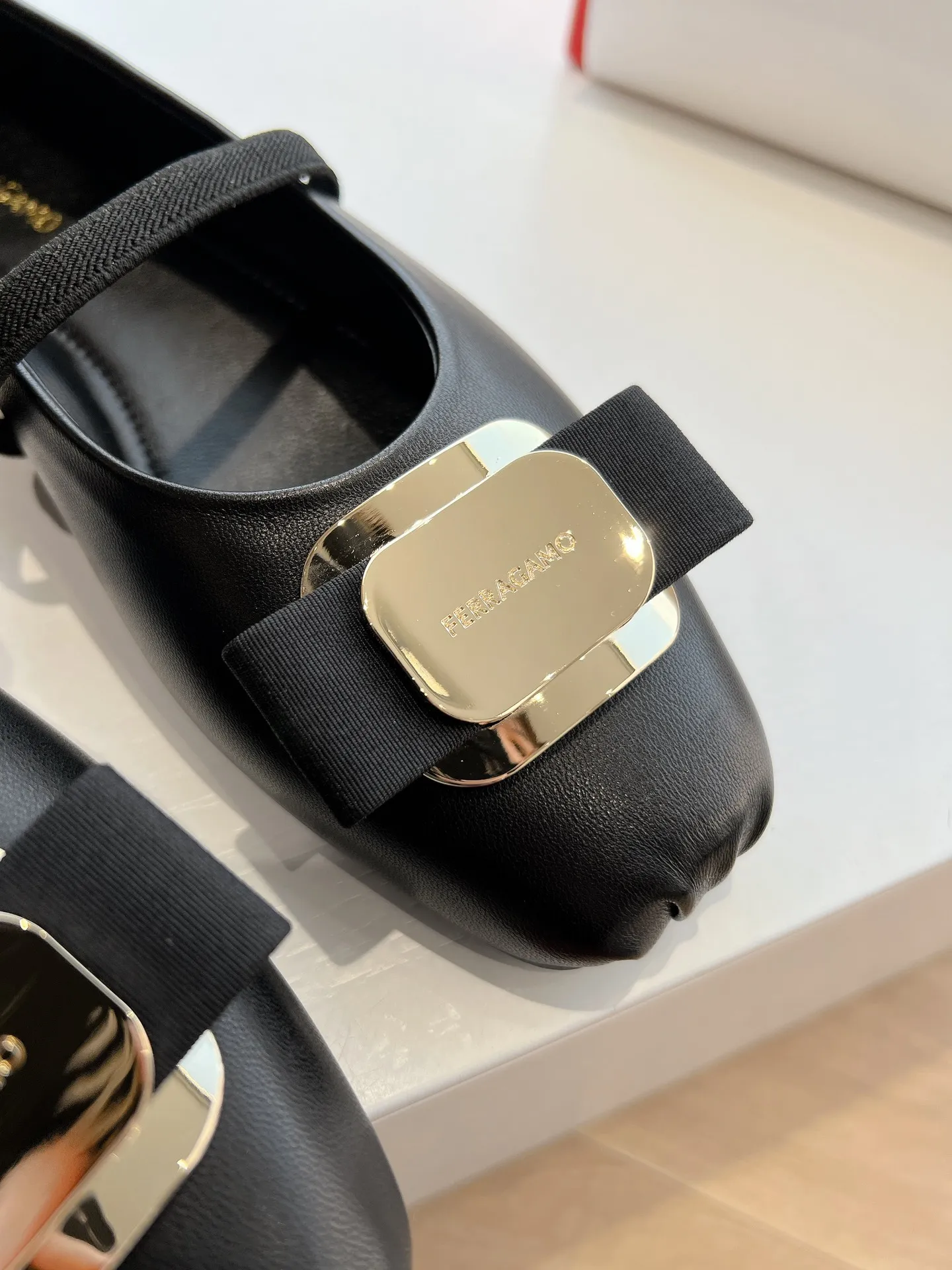 👟👟Ex-factory price 520👟👟 Women's Shoes Women's Clothing The original version is a one-to-one replica of the top-notch FERRAGAMO Ferragamo women's new version of Vara nameplate ballet flats, which are indeed more stunning on the feet ~ bow-tie, flat shoes that combine beauty and beauty, are very versatile, and will not tire your feet when worn. It is definitely a pair that is worth buying! Fabric: Imported sheepskin Lining: sheepskin Code number: 35-39 (40/41 customization is non-returnable and non-exchangeable)